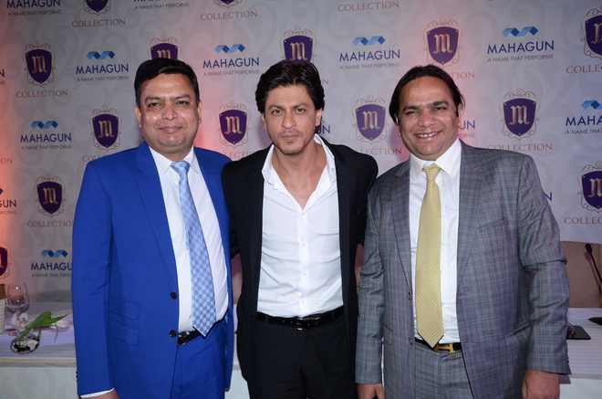 Mr. Amit Jain and Mr. Dhiraj Jain (Director of Mahagun) with Shahrukh Khan